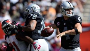 Derek Carr prepara su pase en duelo frente a Tampa Bay