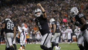 Derek Carr celebrando touchdown contra los Broncos