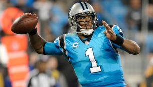 Cam Newton lanzando intentando lanzar un balón en el juego contra Saints