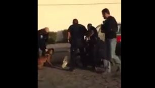 Policías golpeando a la víctima