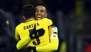 Aubameyang festeja junto a Marc Bartra su gol contra el Bayern