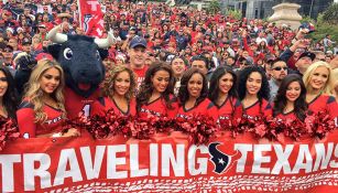 Porristas, 'Toro' y aficionados de Texans se retratan en el Ángel