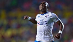 Guerrón se lamenta en un partido de Cruz Azul