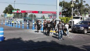 Unos fanáticos de Raiders llegando al estadio Azteca