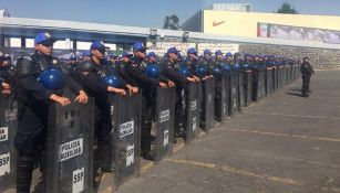 Policías resguardan la seguridad en el Estadio Azteca