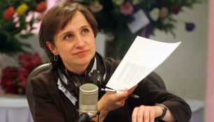 Carmen Aristegui durante un programa de radio