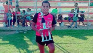 'Hannia' posa con un trofeo tras un torneo