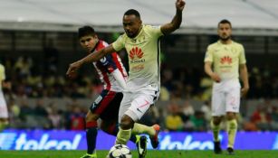 William da Silva conduce un balón durante un Clásico Nacional