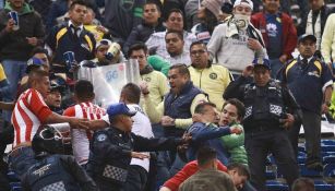 Enfrentamiento entre seguidores en la tribuna del Azteca