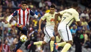 Pulido intenta controlar el esférico ante la marca americanista