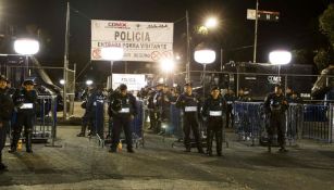 Policías resguardan la entrada al Estadio Azteca