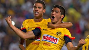 Jiménez y Reyes festejan una anotación de América en el C2013