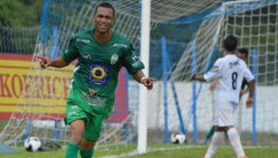 Thiaguinho celebra una anotación con el Chapecoense 