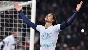 Edinson Cavani levanta las manos al cielo