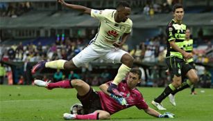 Ibarra y Marchesín disputan un balón en juego América vs Santos