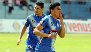 Ángel Mena festeja un gol con Emelec