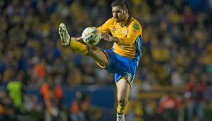 Gignac controla un balón en el Estadio Universitario 