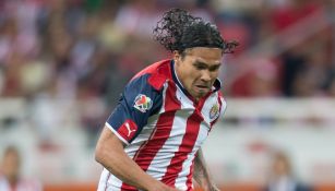 Carlos Peña en un partido de Chivas