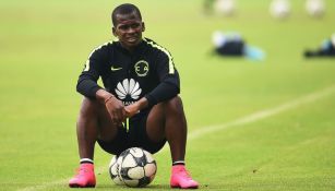 Darwin Quintero observa un entrenamiento de las Águilas