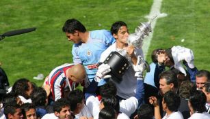 Omar Bravo besa el trofeo obtenido en la cancha del Nemesio Diez