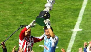 Oswaldo Sánchez levanta el trofeo de Campeón con Chivas