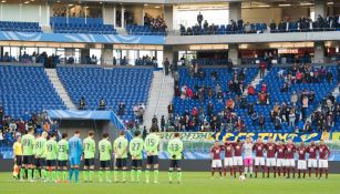 Jugadores de América y Jeobuk dan un minuto de silencio