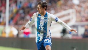 Rodolfo Pizarro en un partido con Pachuca