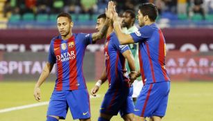 Neymar celebra un gol con Luis Suárez