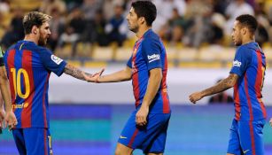 Luis Suárez celebra un gol con Messi y Neymar