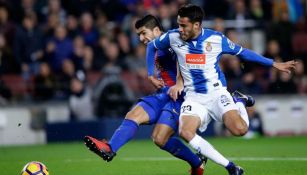 Diego Reyes pelea con Luis Suárez durante el Derbi