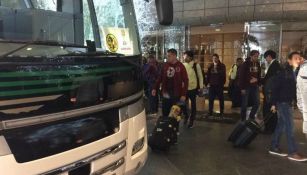 Jugadores del América abordan el autobús