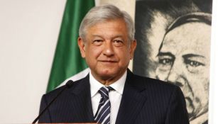 AMLO posa en para una fotografía