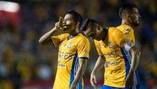 Javier Aquino celebra un gol con Tigres