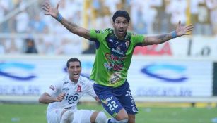 Sebastian Abreu festeja un gol con Santa Tecla