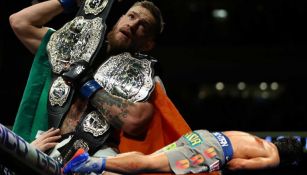 Conor McGregor presume sus campeonatos