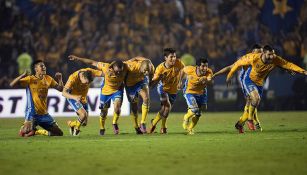 Los jugadores de Tigres estallan en júbilo tras ganar en la tanda de penaltis