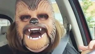 Mamá Chewbacca se pureba la máscara