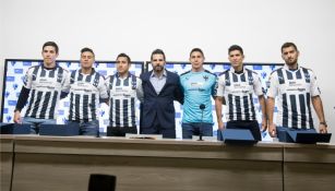 Los nuevos jugadores de Rayados posan con el jersey del club