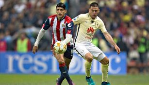 Alan Pulido pelea el balón con Pablo Aguilar