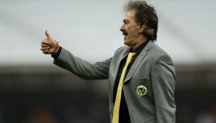 Ricardo La Volpe saluda en un partido del América