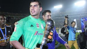 Nahuel Guzmán sostiene la copa del Apertura 2016