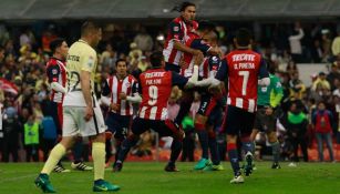 Chivas celebra el gol de Salcido en el Clásico de Liguilla