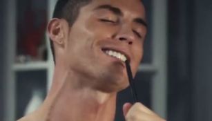 Cristiano Ronaldo cantando frente a un espejo en el baño