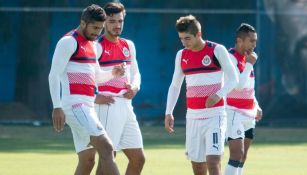 Pereira, Alanís y Brizuela en un entrenamiento de Chivas