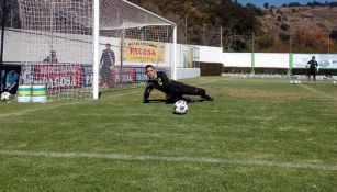 Moi Muñoz ataja un balón en el entrenamiento