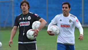 Omar Bravo y Matías Almeyda, en un entrenamiento de Chivas