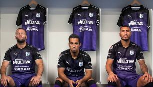 Jugadores de Querétaro posan con su nueva playera