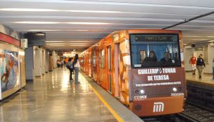 Uno de los trenes del STC, arribando al andén de una estación en la línea rosa