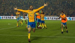 Gignac festeja tras ganar Campeonato del Apertura 2016