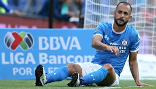 Víctor Vázquez en un partido con Cruz Azul